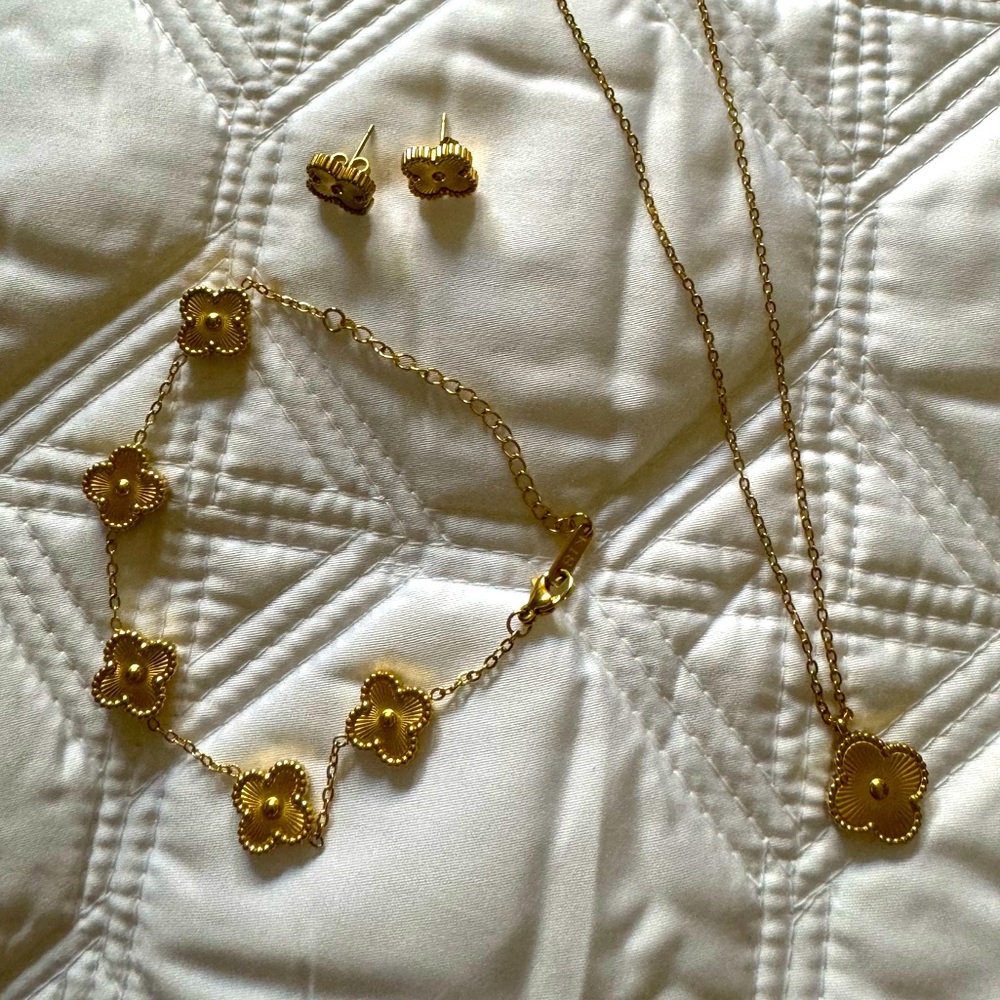 4 Leaf Clover / Flower Necklace, Earrings, Bracelet Set in Gold - Picture 3 of 7